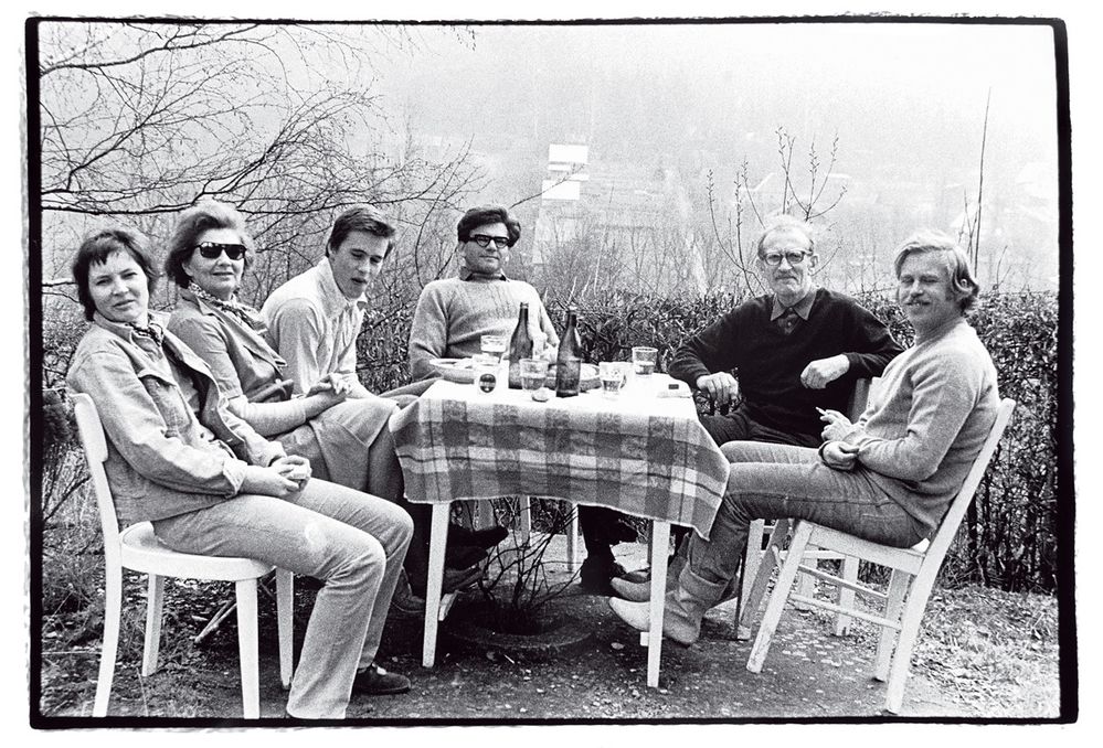 Václav Havel s přáteli (uprostřed filozof Karel Kosík) na jednom z míst, odkud pochází velká část „disidentských“ fotografií Oldřicha Škáchy –  na zahradě vily Pavla Kohouta v Sázavě 