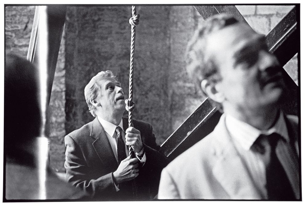 Václav Havel už jako prezident a jeho kancléř Karel Schwarzenberg. Oldřich Škácha působil od roku 1990 jako osobní fotograf Václava Havla.