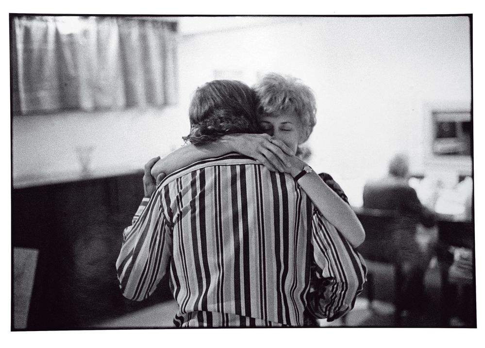 Oldřich Škácha byl jedním z mála fotografů, kteří dlouhodobě dokumentovali český disent. Václav Havel v objetí s Olgou (1975).