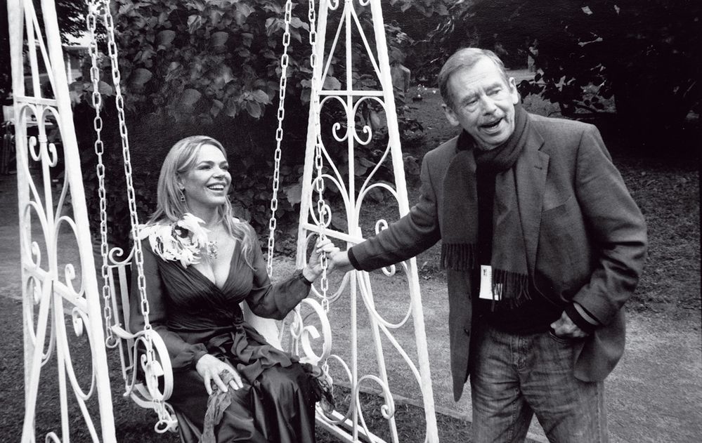 Václav Havel s manželkou Dagmar během natáčení filmu Odcházení