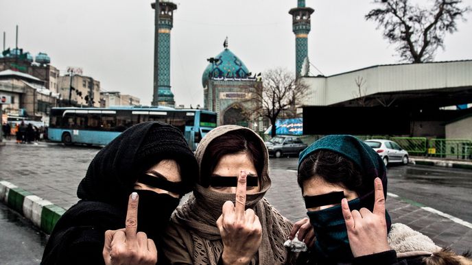 Tři holky ukazují nezvyklé gesto v den výročí úmrtí proroka Mohameda