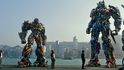 Sci-fi Transformers: Zánik (2014) je nejúspěšnějším filmem čínské historie. Režisér Michael Bay (na pravém snímku) mu také pilně umetal cestičku: zapojil Číňany do produkce, natáčel v Číně a uspořádal reality show, jejíž výherci z řad místních dostali ve filmu mluvící roli. 