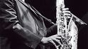 Ačkoli se dožil pouhých 40 let a zemřel před půl stoletím, je dodnes saxofonista John Coltrane hudebním pojmem nejen ve světě jazzu. Čtrnáctého dubna má v New Yorku premiéru pozoruhodný dokument Chasing Trane: The John Coltrane Story. Vzhledem k tomu, že Coltrane za svého života dal jen minimum rozhlasových a žádné televizní rozhovory, tlumočí jeho myšlenky a názory ve filmu herec Denzel Washington. Kromě fotografií a archívních záběrů se pak v dokumentu objeví i Wynton Marsalis, Carlos Santana, Bill Clinton, Sonny Rollins nebo Kamasi Washington. 