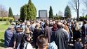 Tisíce lidí dorazily na pohřeb Špinarky. Jenom Walda (vpravo) nikde.
