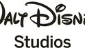 Dobro je jen v pohádkách. Studio Disney se jako chamtivý milionář Strýček Skrblík chová dlouhodobě, ale čím dál častěji to maskuje pozoruhodným pokrytectvím. Nedávno v pokračování muzikálu Mary Poppins oslavovalo londýnský proletariát, přičemž se ukázalo, že tvrdě vykořisťuje čínské šičky. Teď v nové verzi Dumba, příběhu o šikanovaném slůněti, tepe do zlého kapitalisty, který na hodinu vyhodí nepotřebné cirkusáky. Studio Disney přitom okamžitě po akvizici studia 20th Century Fox zrušilo jeho divizi Fox 2000, protože svým zaměřením na náročnějšího diváka nevydělávalo dost peněz.