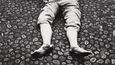 Ani u detailu rozdrcených nohou Jana Masaryka po dopadu na nádvoří nemusí jít o originální fotografii pořízenou Jaroslavem Holoubkem