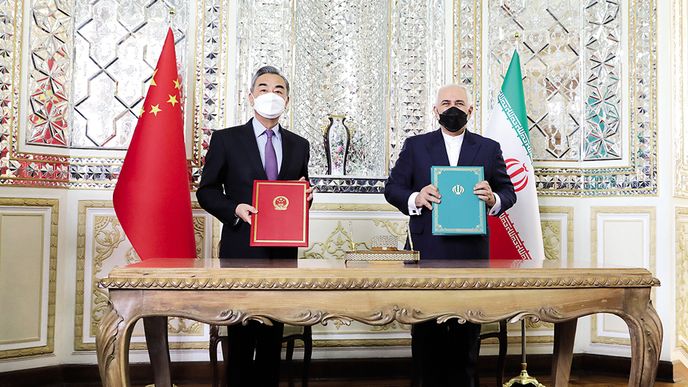 Čínský ministr zahraničí Wang I a íránský protějšek Mohammad Džavád Zaríf