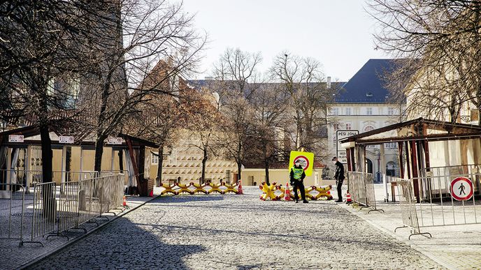 Opevnění hodné vojenského bunkru konečně z Pražského hradu mizí. Přesto by se na něj nemělo zapomenout.