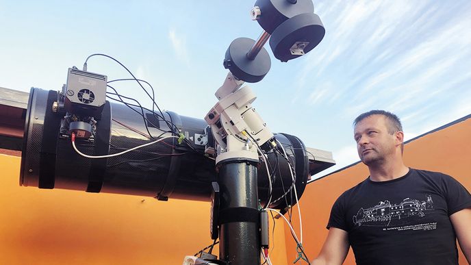 Astronom Zbyněk Henzl se svými přístroji