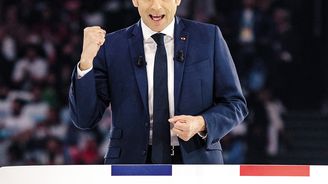 Bez protihráče: Emmanuel Macron se sune k obhajobě prezidentské funkce