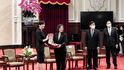 Vrcholem cesty Pekarové bylo setkání s tchajwanskou prezidentskou Cchaj Jing-wen. Na fotografii si vyměňují dary.