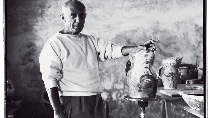 Picasso je pokládán za vynálezce kubismu. Ale už od první světové války se vrací k neoklasicismu: bez ohledu na dobové trendy a nástup surrealismu se obrací k tradičním tématům portrétů, figur, zátiší a usilovně pracuje v mnoha médiích, od obrazu přes grafiku až k sochám i keramice.