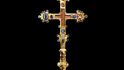 Zlatý relikviářový kříž, tzv. korunovační kříž, Praha, 60.–70. léta 14. století (kříž); 1522 (stopa). Zlato, stříbro, zlaceno, křišťál, drahokamy, cedrové dřevo.
