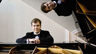 Klavírista Matyáš Novák mezi chovem slepic a Carnegie Hall. Co ho baví na Smetanovi a jízdních řádech? Klavírista Matyáš Novák mezi chovem slepic a Carnegie Hall. Co ho baví na Smetanovi a jízdních řádech?