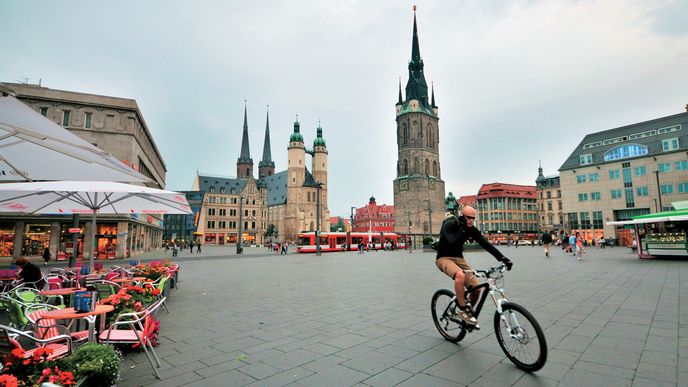 Při pohledu z náměstí  Marktplatz je celkem jasné,  proč se Halle přezdívá  Město pěti věží