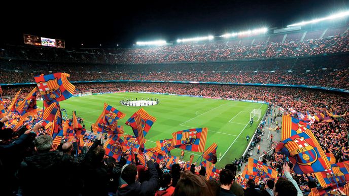 Španělsko hrozí, že v případě osamostatnění Katalánska by byla FC Barcelona vyloučena ze španělské ligy. To by asi (nejen) její fanoušci zkousávali těžko – přesto představují zápasy, na téměř stotisícovém stadionu Camp Nou, viditelné demostrace za samostatnost.
