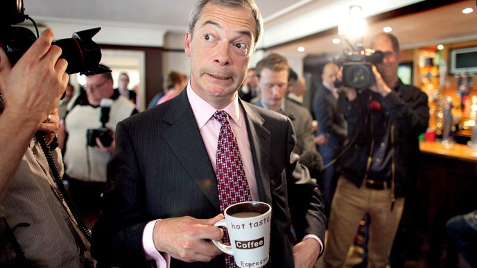 Nigel  Farage, nefalšovaný Mr. Bean ostrovní politiky, řádně zamíchá volebními kartami
