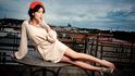 Extrovertní herečka, která pro Reflex pózovala na střeše hotelu Clarion v centru Prahy, má s Olgou Hepnarovou společnou pouze zálibu v kouření