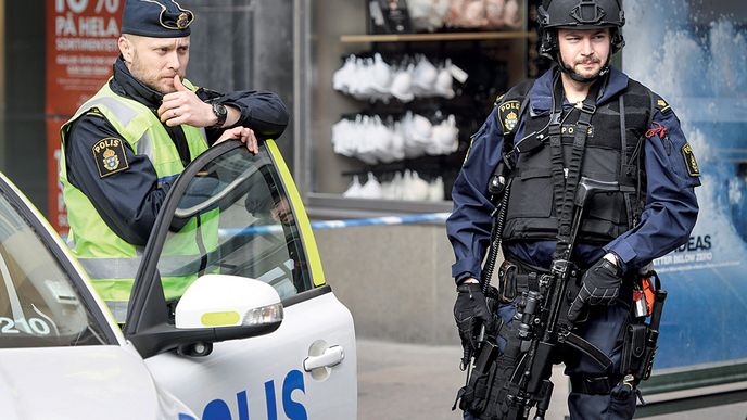 Policie hlídkuje v centru Stockholmu nedaleko místa, kde 7. 4. najel terorista do davu lidí v ukradeném nákladním automobilu