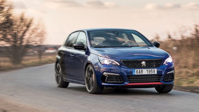 Nebýt výrazného dvoubarevného lakování karosérie, byl by Peugeot 308 GTi vlastně docela nenápadný