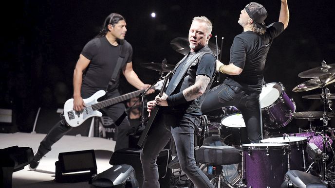 Skupina Metallica si během pražského koncertu přichystala pro své fanoušky překvapení. Doteď není úplně jisté, zda bylo jejich tvrdému jádru jenom příjemné.