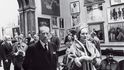 Pan Getty a jedna z jeho tří sekretářek,  Robina Lundová, na soukromé prohlídce  muzea v Londýně v dubnu roku 1965