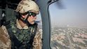 Ještě jako náčelník generálního štábu sleduje z amerického vrtulníku afghánské hlavní město Kábul při své první návštěvě českých vojáků v misi ISAF v roce 2012