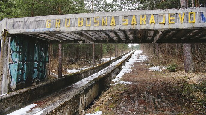 Cílová brána se zbytky původního nápisu. Nedalekou tribunu srovnali bosenští Srbové se zemí.