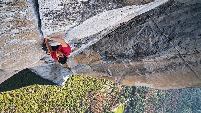 Alex Honnold zdolává bez jištění stěnu, která je téměř kilometr vysoká a hladká jako dveře ledničky