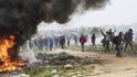 „V sobotu migranti zaútočili na policejní kordón kameny a láhvemi. Pořádkové síly odpověděly slzným plynem a ohlušujícími granáty,“ sdělila suše řecká televize ERT.