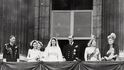Dvacátý listopad 1947 – svatba Alžběty a Philipa (zleva král Jiří VI., princezna Margaret, Lady Mary Cambridge, čerství novomanželé, královna Alžběta [později královna matka] a královna Mary)