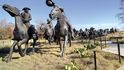 Bronzové sousoší v Oklahoma City: 38 osob, 34 koní, tři vozy, dělo, pes a zajíc