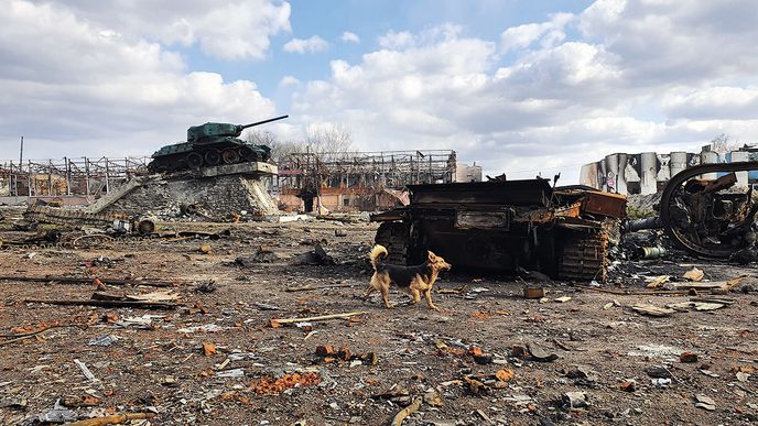 Paradox doby: Vedle sebe památník s ruským tankem z druhé světové války a ruská zničená armádní technika v dnešním ukrajinském Trosťanci