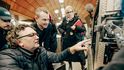 Kameraman Oleg Mutu a režisér Radim Špačkem při práci na Lesním vrahovi – na důležité scéně v metru