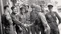 11. květen 1945 – američtí a sovětští vojáci se srdečně zdraví v Karlových Varech na dnešní třídě T. G. Masaryka 11. květen 1945 – američtí a sovětští vojáci se srdečně zdraví v Karlových Varech na dnešní třídě T. G. Masaryka