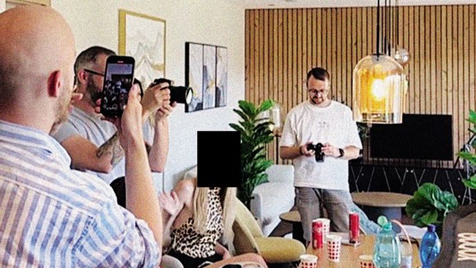 Focení s modelkami bylo podle svědectví, které se podařilo Reflexu získat, využíváno k tréninku pro klienty akademie přitažlivosti Focení s modelkami bylo podle svědectví, které se podařilo Reflexu získat, využíváno k tréninku pro klienty akademie přitažlivosti