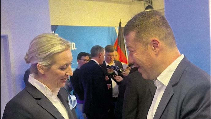 Tomio Okamura se spolupředsedkyní AfD Alicí Weidelovou loni v berlínském volebním štábu strany Tomio Okamura se spolupředsedkyní AfD Alicí Weidelovou loni v berlínském volebním štábu strany