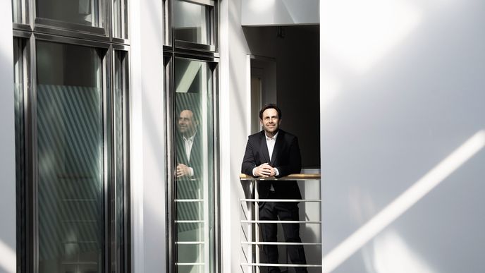 Jan Zajíc. Začínal ve firmě Fatra Napajedla, poté pracoval ve skupině Continental, kde prošel funkcemi ve finančním řízení a v controlingu, například ve výrobním závodu v malajsijském Kuala Lumpuru a také v centrále společnosti v německém Hannoveru. Do České zbrojovky nastoupil v roce 2019 jako finanční ředitel, o rok později se stal generálním ředitelem. Jan Zajíc. Začínal ve firmě Fatra Napajedla, poté pracoval ve skupině Continental, kde prošel funkcemi ve finančním řízení a v controlingu, například ve výrobním závodu v malajsijském Kuala Lumpuru a také v centrále společnosti v německém Hannoveru. Do České zbrojovky nastoupil v roce 2019 jako finanční ředitel, o rok později se stal generálním ředitelem.