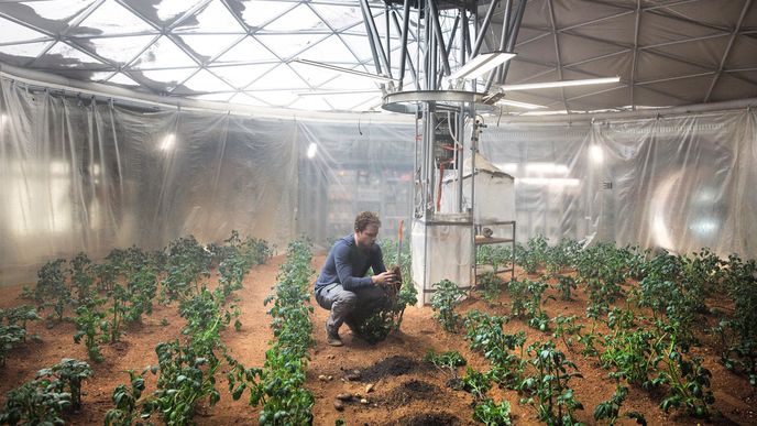 Pěstování brambor na Marsu ukázal ve filmu Marťan kosmický trosečník Mark Watney (Matt Damon) Pěstování brambor na Marsu ukázal ve filmu Marťan kosmický trosečník Mark Watney (Matt Damon)