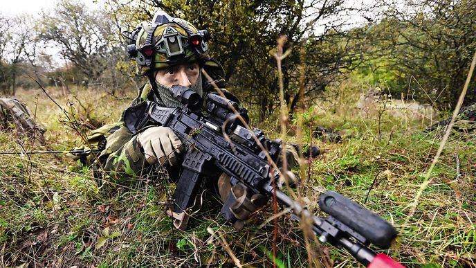 Ministr obrany se chlubí úspěšným náborem do armády, někde to ale stále skřípe Ministr obrany se chlubí úspěšným náborem do armády, někde to ale stále skřípe