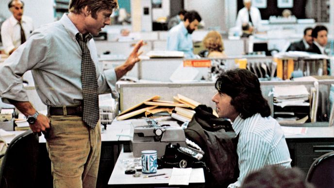 Reportéři Robert Redford a Dustin Hoffman v dramatu Všichni prezidentovi muži (1976).
