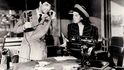 V čele snímků o novinářích stojí komedie Jeho dívka Pátek (1940) s Carym Grantem v roli šéfredaktora.