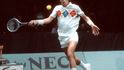 Dvaadvacetiletý Ivan Lendl v březnu 1982 hraje Davis Cup proti NSR.  Před několika dny se rozhodl, že bude sbírat Muchovy plakáty.