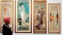 Herečka Sarah Bernhardtová (na plakátech) byla Muchovou múzou. V Paříži pro ni vytvořil devět plakátů.