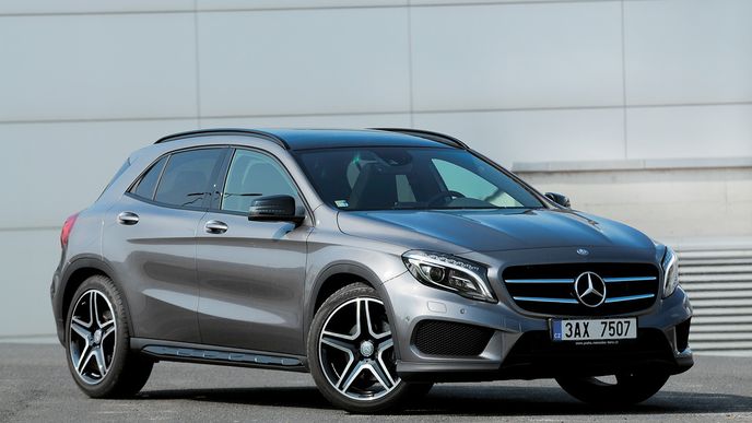 Hatchback, nebo teréňák?  Mercedes-Benz GLA snoubí obojí, spíše je však stylovým módním doplňkem.