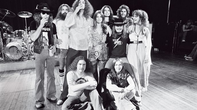 Skynyrd na vrcholu v horní řadě dominuje trojice kytaristů, obrovitý Allen Collins, zuby cenící Gary Rossington a zcela vpravo Steve Gaines. Lídr Ronnie van Zant v černém klobouku pózuje (jak jinak) v obležení trojice kolegyň-zpěvaček.