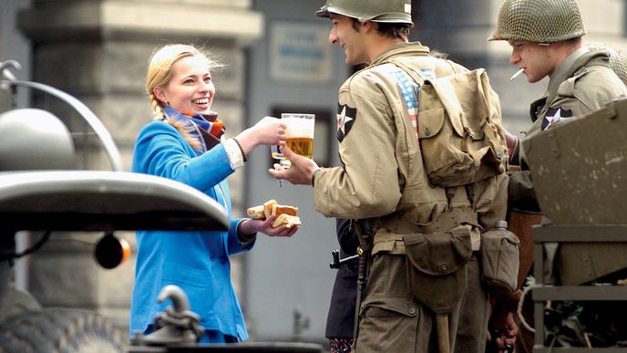 „České pivo a buchty...“ – dívka z Plzně vítá americké vojáky při historické rekonstrukci 8. května 2005