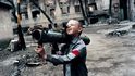 JAN ŠIBÍK, 1994,Groznyj, Čečensko.  Když boje trvají příliš dlouho, zvyknou si děti i na to, že ze zbraní mohou být hračky. 