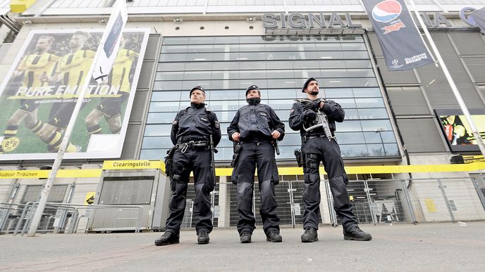 Policisté hlídají stadion Borussie Dortmund. Zápas s Monakem byl odložený o den kvůli bombovému útoku na autobus domácích.