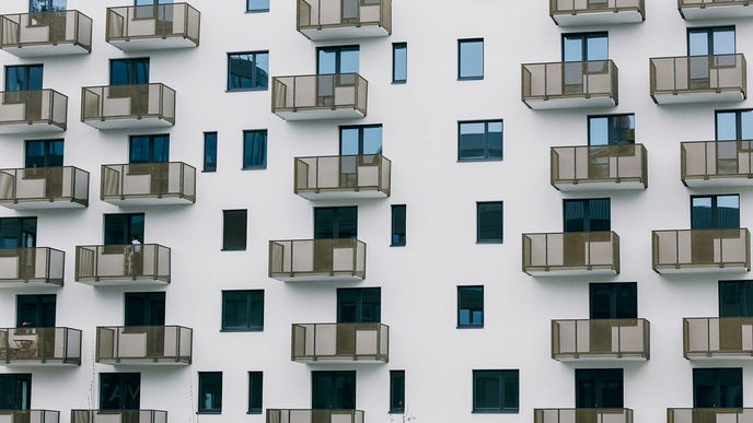 Od roku 2007 – s jedinou výjimkou – převažuje v Praze počet dokončených bytů nad počtem zahájených.  To znamená jediné: v budoucnu na trh přijde nových bytů ještě méně.
